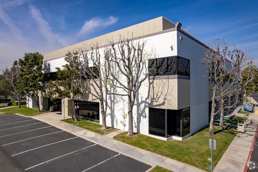 650 Cliffside Dr, San Dimas, CA for lease - Building Photo - Image 2 of 5