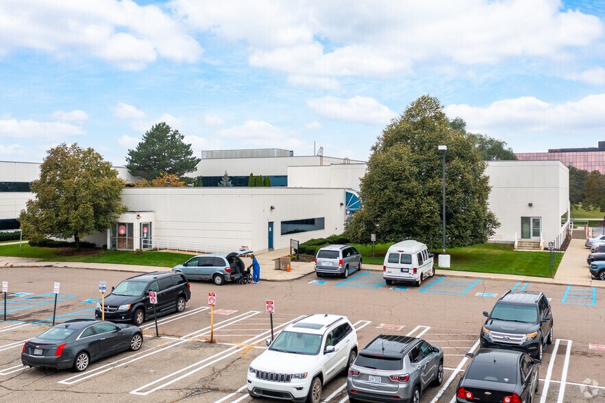 23800 W 10 Mile Rd, Southfield, MI à louer - Photo du bâtiment - Image 3 de 6