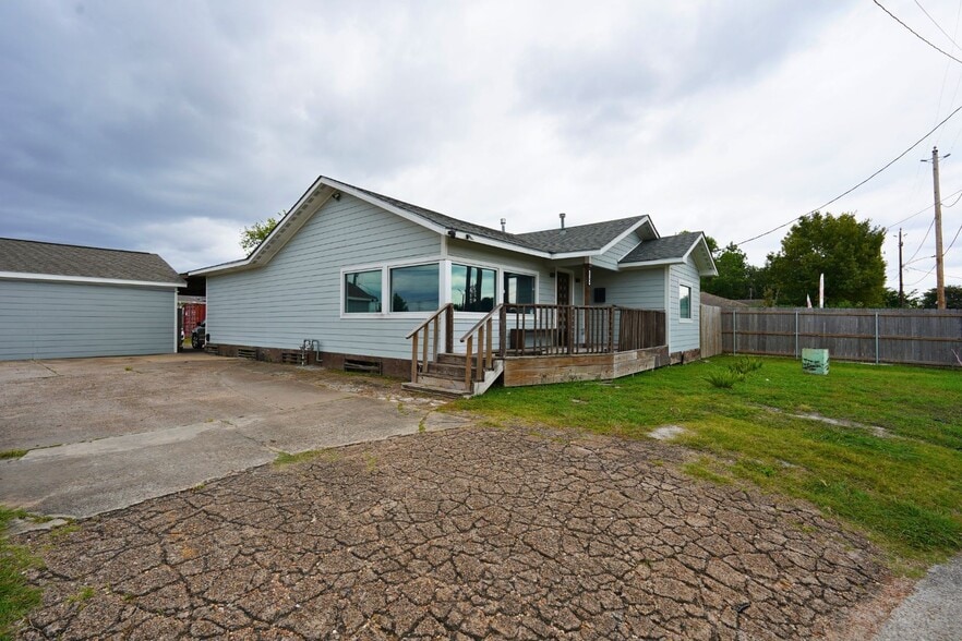 2106 Antoine Dr, Houston, TX for sale - Building Photo - Image 3 of 15