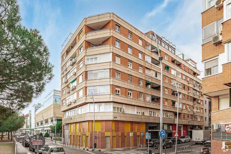 Calle de Eugenio Caxes, 1, Madrid, Madrid for lease - Primary Photo - Image 1 of 2