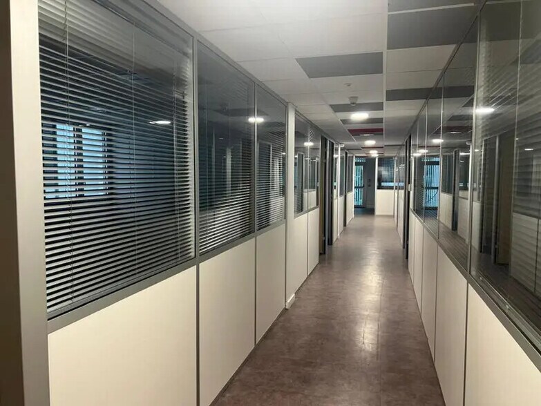 Office in Chassieu for lease - Interior Photo - Image 2 of 2