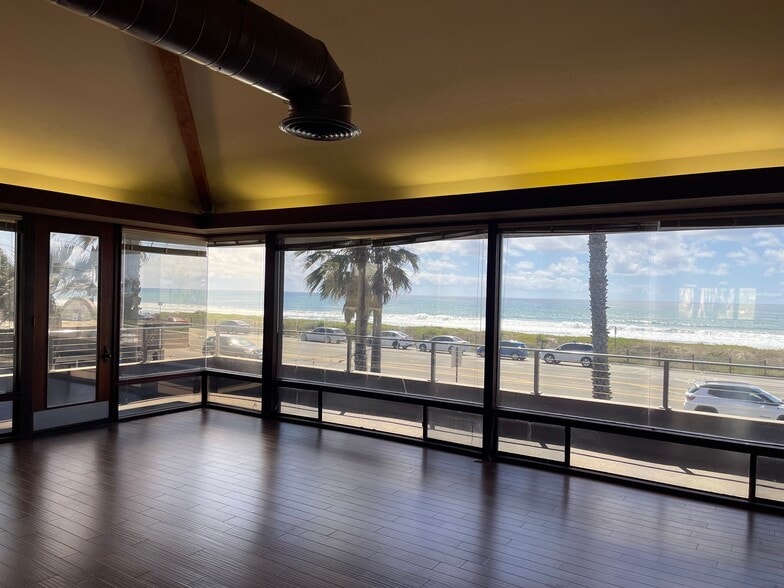 2611 S Coast Highway 101, Cardiff By The Sea, CA for lease - Interior Photo - Image 3 of 10