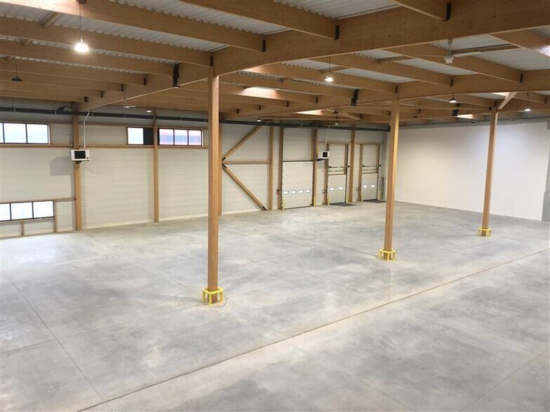 Industrial in Louvres for lease - Interior Photo - Image 2 of 12