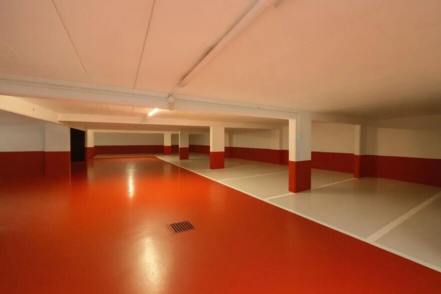 Industrial in Paris for lease - Building Photo - Image 1 of 6