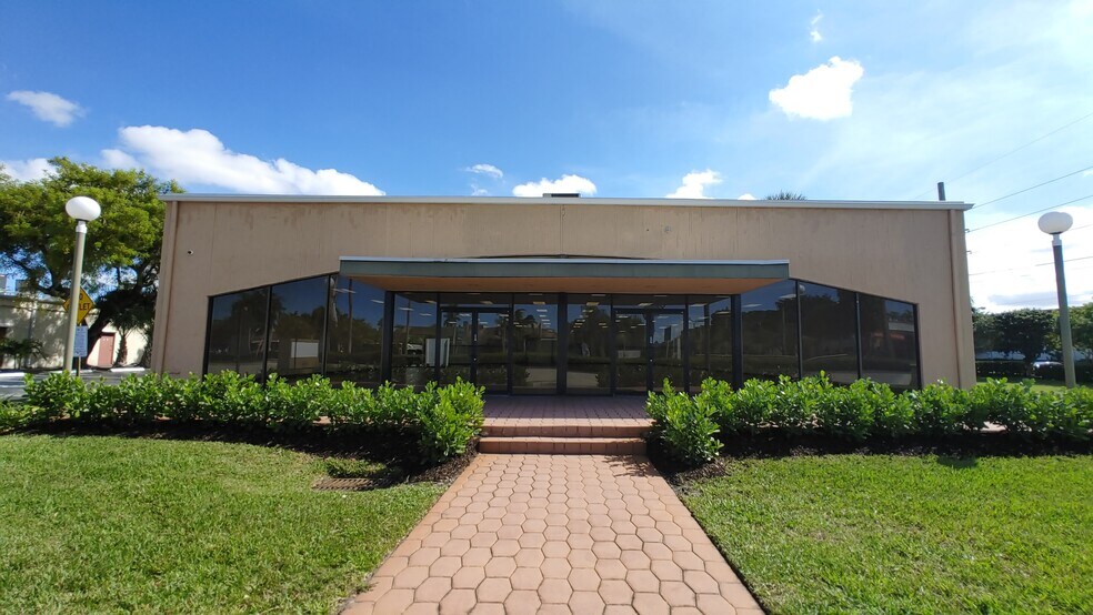 2050 N University Dr, Sunrise, FL à vendre - Photo du bâtiment - Image 2 de 14