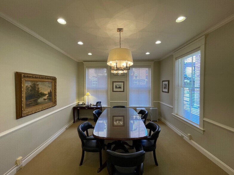 211 5th St NE, Charlottesville, VA à louer - Photo intérieure - Image 3 de 12