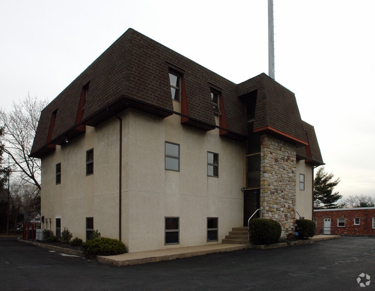 447 W Moreland Rd, Willow Grove, PA à louer - Photo du bâtiment - Image 1 de 6