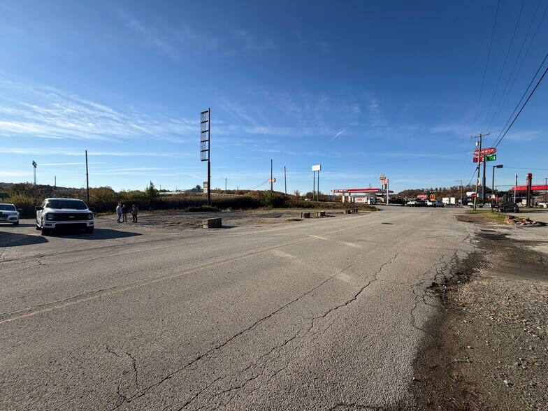 104 E Byers, New Stanton, PA for lease - Primary Photo - Image 2 of 5