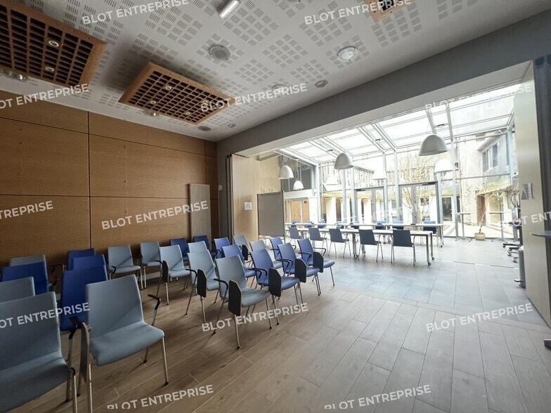 Bureau dans Rennes à vendre - Photo du bâtiment - Image 2 de 17