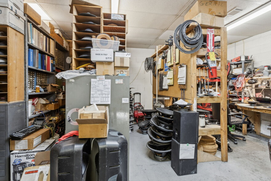 570 SE Windy Hill Rd, Smyrna, GA for sale - Interior Photo - Image 3 of 12