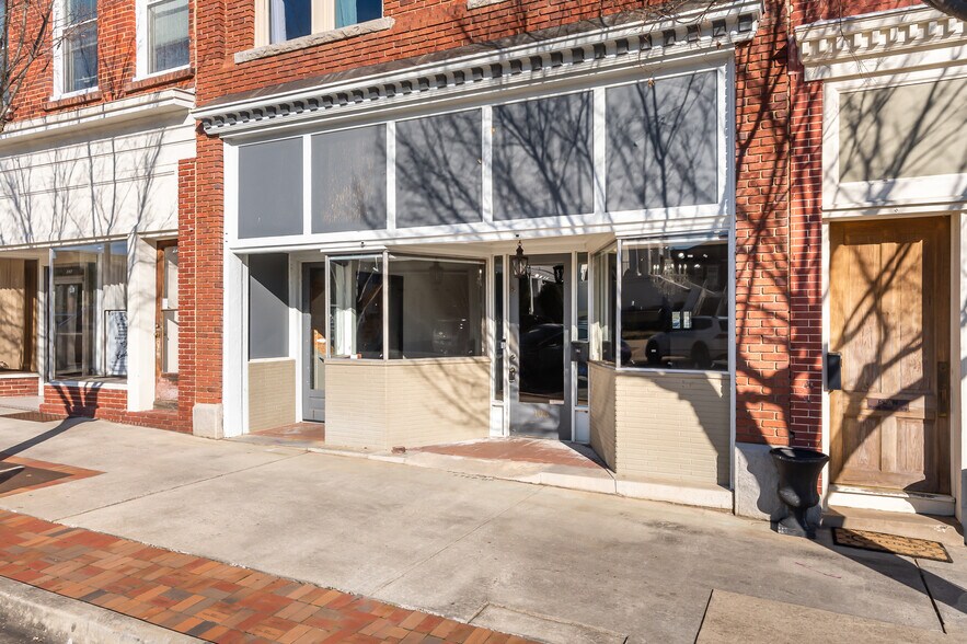 108 E Public Sq, Laurens, SC à louer - Photo du bâtiment - Image 2 de 15