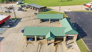 Lennon Dr Car Wash and Auto Shop portfolio of 2 properties for sale on LoopNet.ca - Primary Photo - Image 2 of 2