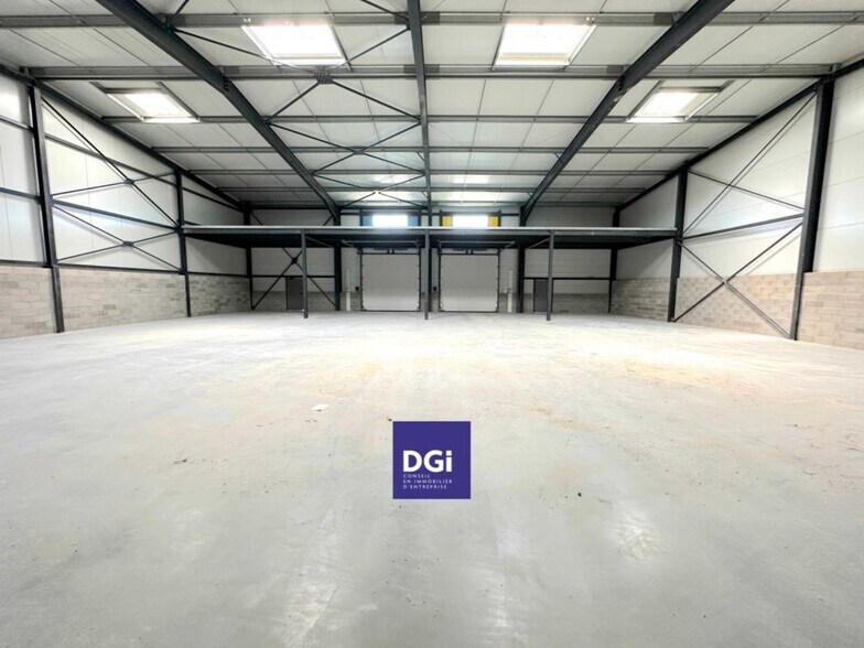 Flex in Nîmes for lease - Interior Photo - Image 1 of 5
