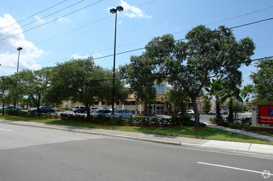 2066 Tyrone Blvd N, Saint Petersburg, FL à louer - Photo du bâtiment - Image 2 de 2
