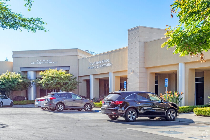 7525 N Cedar Ave, Fresno, CA for lease - Building Photo - Image 3 of 7