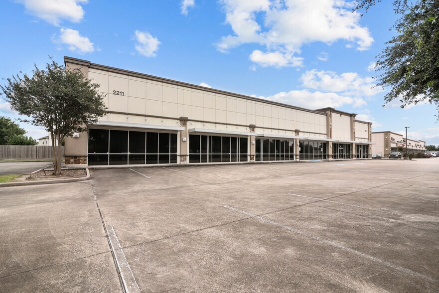 2211 FM 646 Rd W, Dickinson, TX for lease - Building Photo - Image 2 of 5