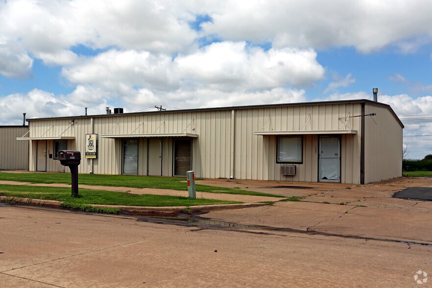2807-2811 Broadway Ct, Edmond, OK for lease - Building Photo - Image 2 of 8