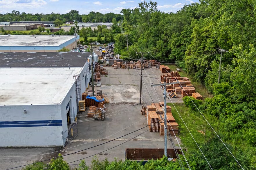6810 Metroplex Dr, Romulus, MI for lease - Building Photo - Image 2 of 4
