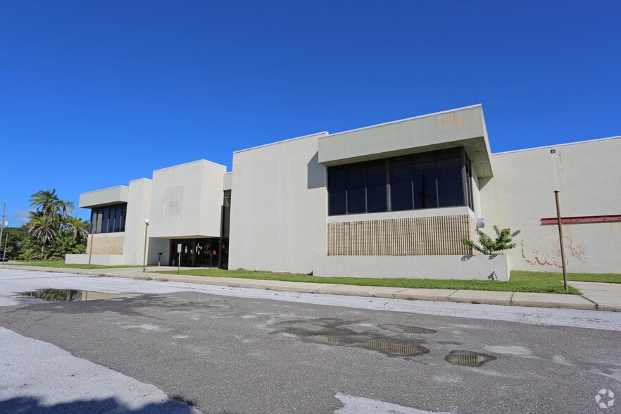 2147 Pine Forest Dr, Clearwater, FL à vendre - Photo du bâtiment - Image 3 de 13