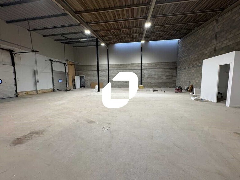 Flex in Montigny-le-Bretonneux for lease - Interior Photo - Image 1 of 8