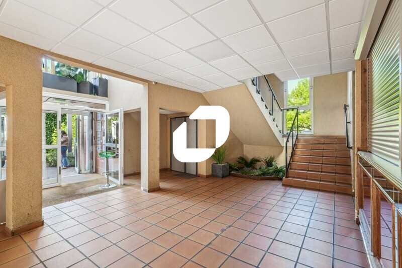 Office in Tremblay-en-France for lease - Lobby - Image 3 of 9