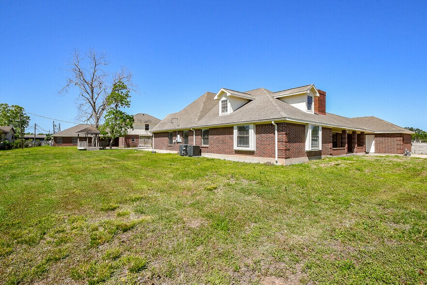 1411 1/2 Guadalupe St, Stafford, TX à vendre - Photo du bâtiment - Image 3 de 18