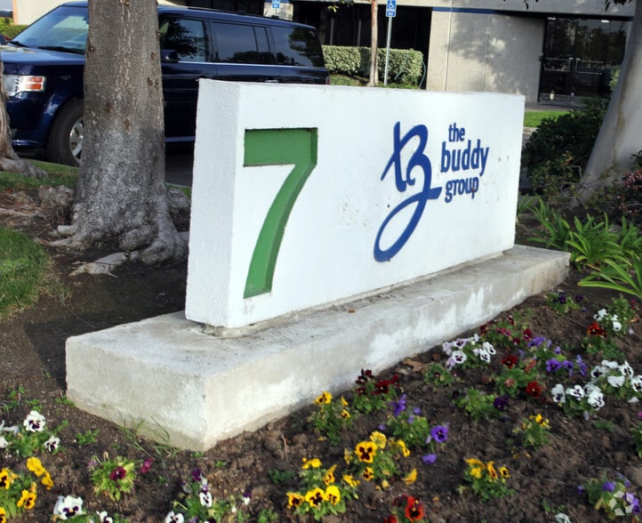 7 Studebaker, Irvine, CA à louer - Photo du bâtiment - Image 3 de 5