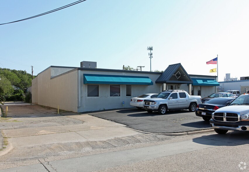 1206 Tappan Cir, Carrollton, TX for lease - Primary Photo - Image 1 of 2