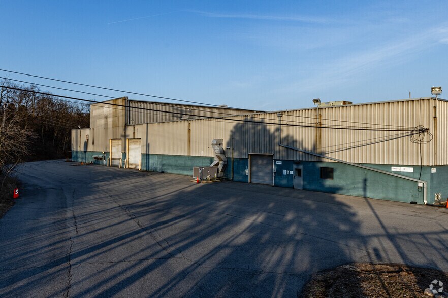 4930 Buttermilk Hollow Rd, West Mifflin, PA à vendre - Photo du bâtiment - Image 2 de 7