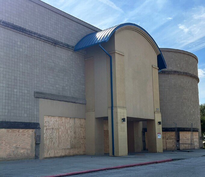 251 W Greens Rd, Houston, TX à louer - Photo du bâtiment - Image 2 de 8