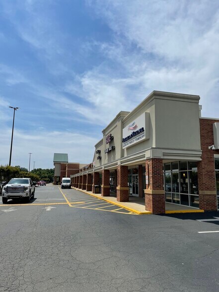 1004-1046 Mebane Oaks Rd, Mebane, NC à louer - Photo du bâtiment - Image 3 de 9