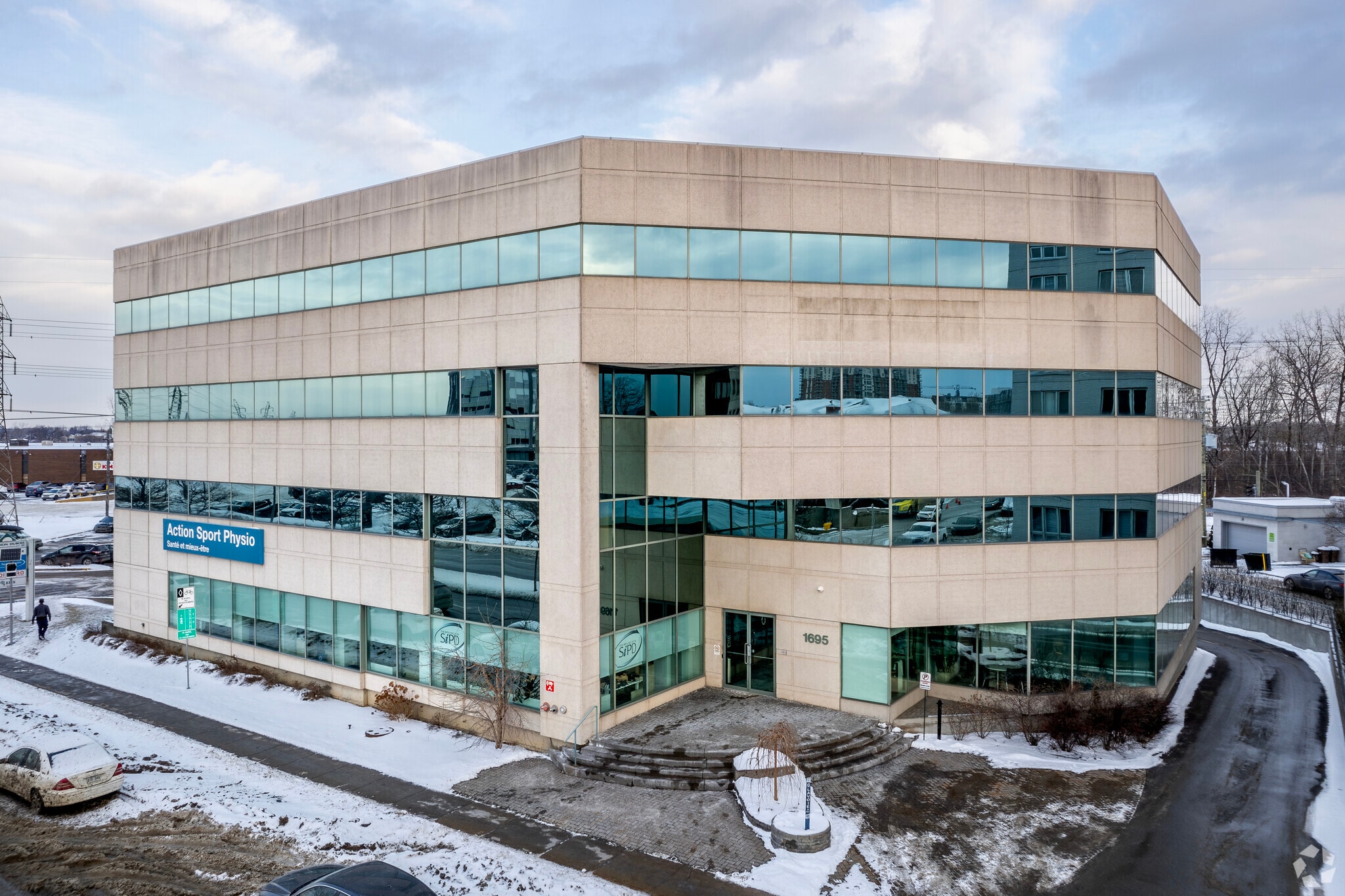 1695 Boul Laval, Laval, QC for lease Primary Photo- Image 1 of 4