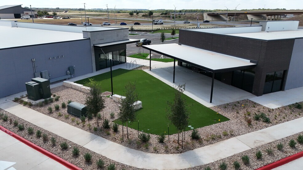 2301 W San Antonio St, Lockhart, TX à louer - Photo du bâtiment - Image 2 de 12