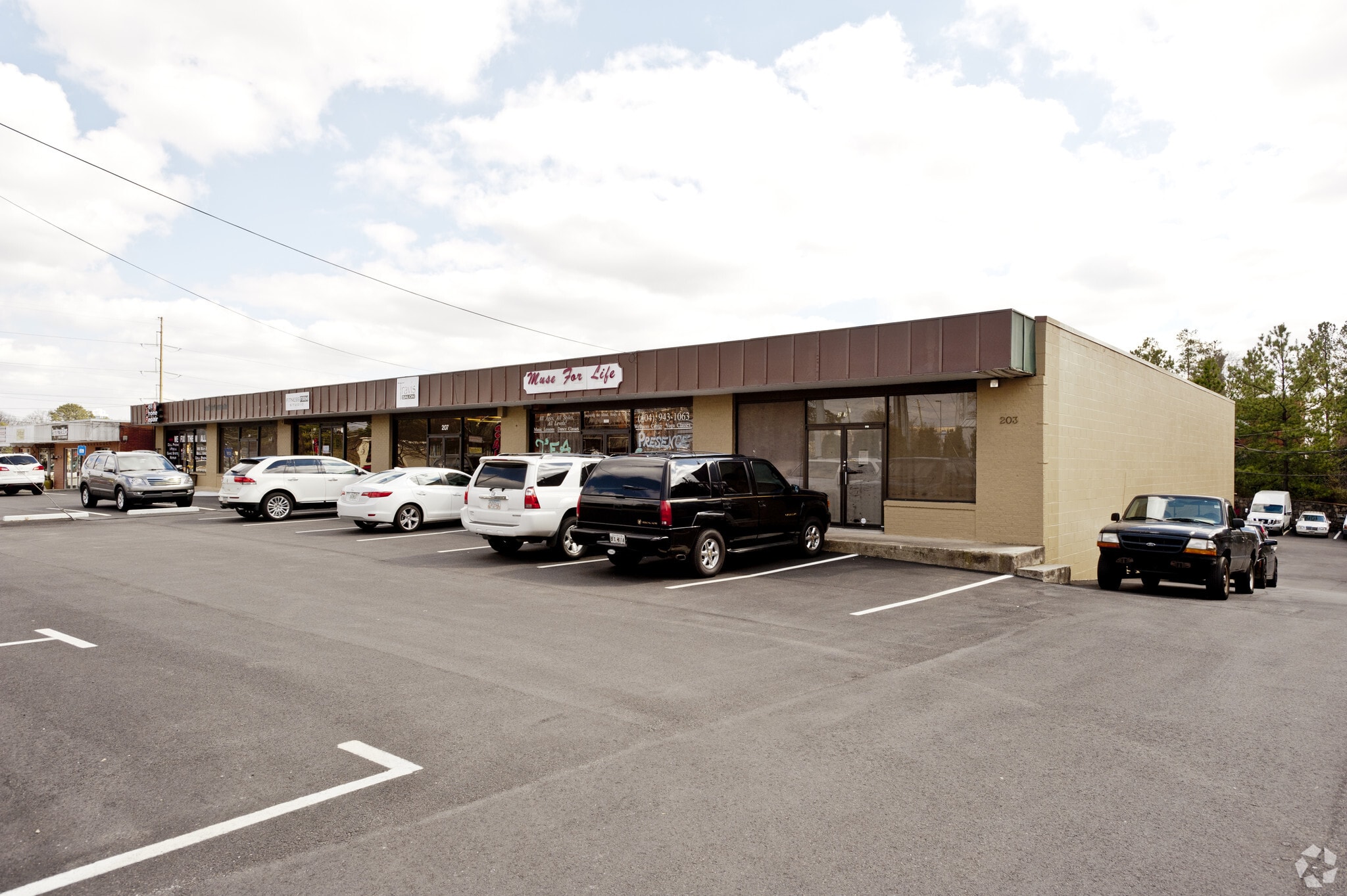 203-213 Hilderbrand Dr NE, Atlanta, GA for lease Building Photo- Image 1 of 8