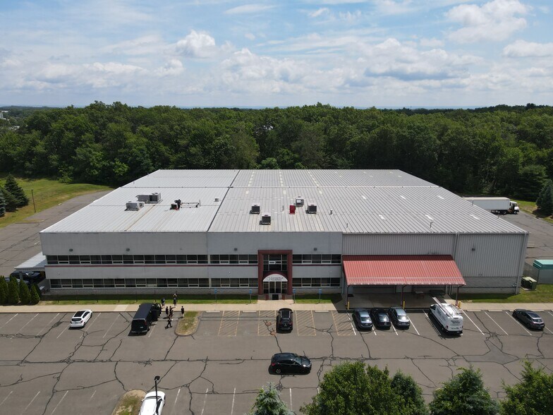 450 Woodland Ave, Bloomfield, CT à vendre - Photo du bâtiment - Image 2 de 44