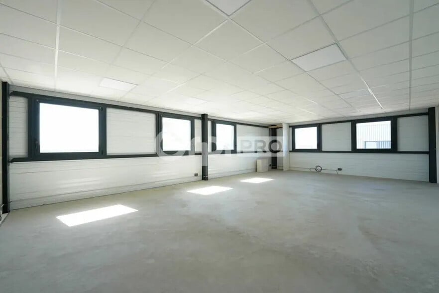 Flex in Genay for lease - Interior Photo - Image 3 of 6