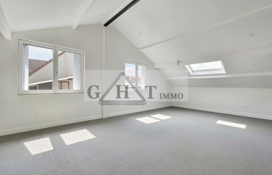 Office in Montreuil for lease - Building Photo - Image 2 of 9