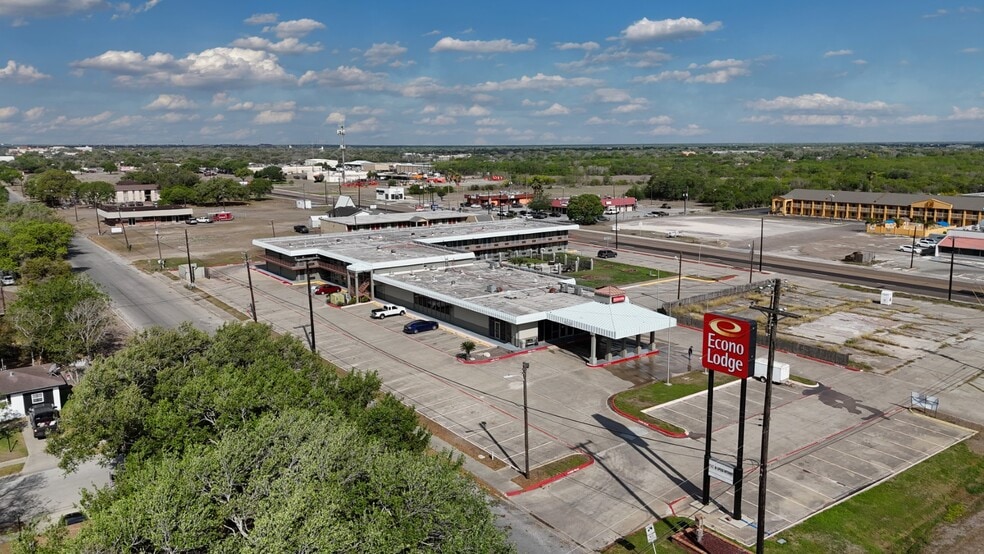 221 S US Highway 77 Byp, Kingsville, TX à vendre - Photo du bâtiment - Image 2 de 17