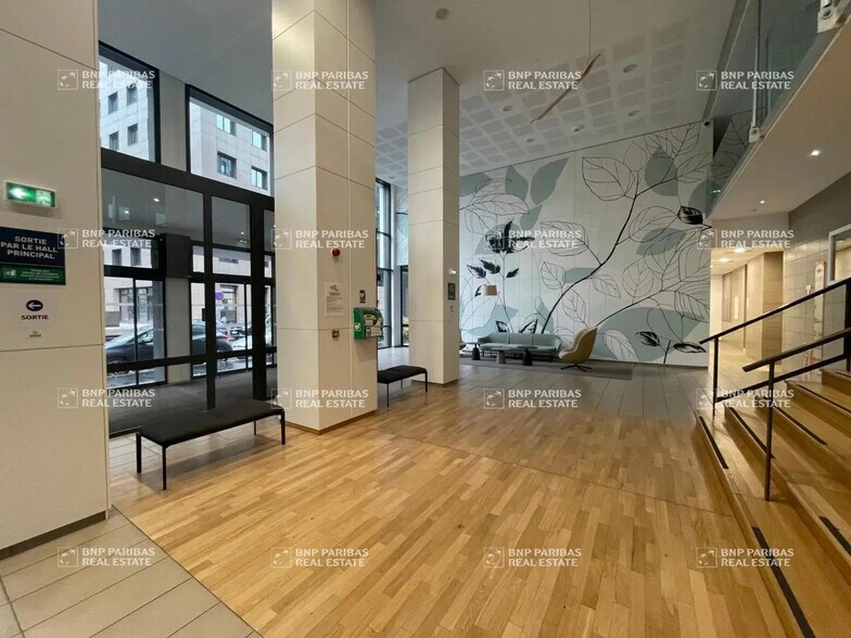 Bureau dans Villeurbanne à louer - Hall d’entrée - Image 3 de 13