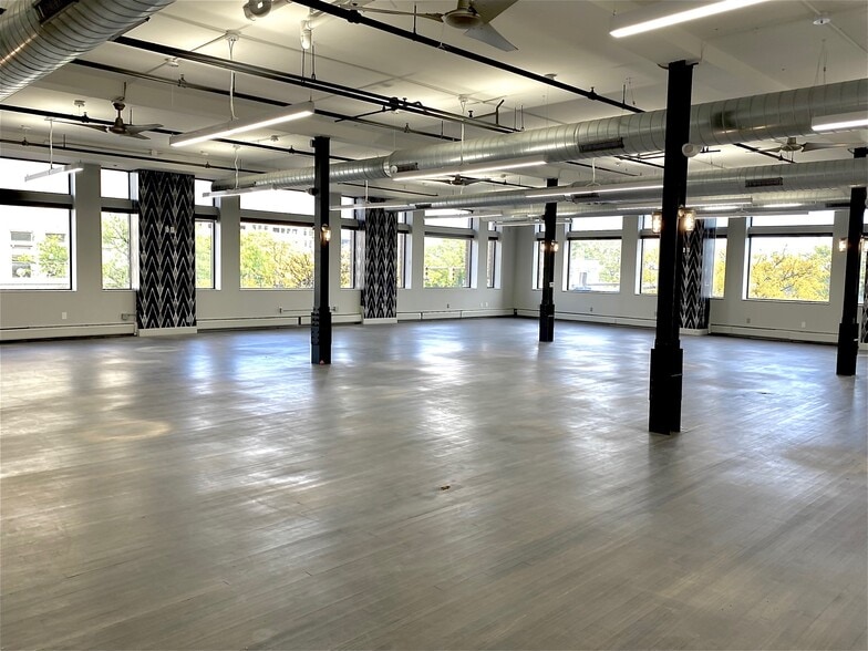 301-303 W 4th St, Royal Oak, MI for lease - Building Photo - Image 3 of 10