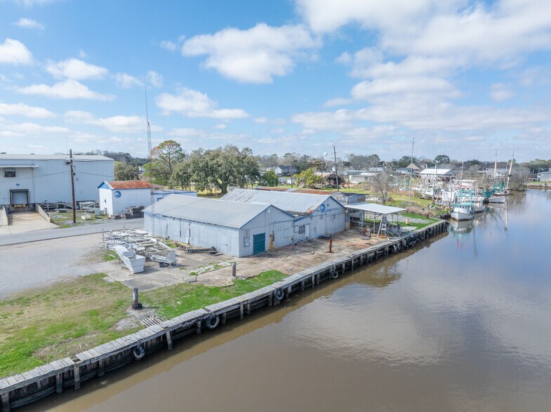 605 Wilfred Landry St, Delcambre, LA à vendre - Photo du bâtiment - Image 3 de 11