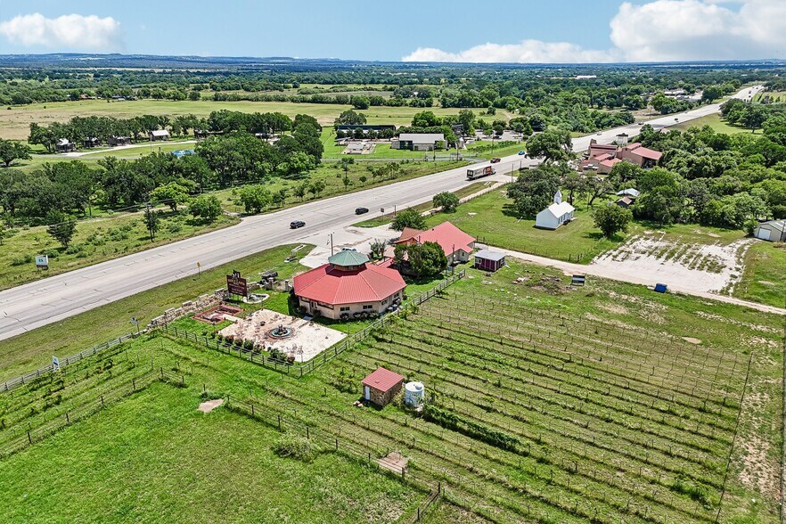 10207 E Hwy 290, Fredericksburg, TX à vendre - Photo du bâtiment - Image 2 de 53