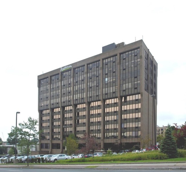 1 Radisson Plz, New Rochelle, NY à louer - Photo du bâtiment - Image 2 de 3