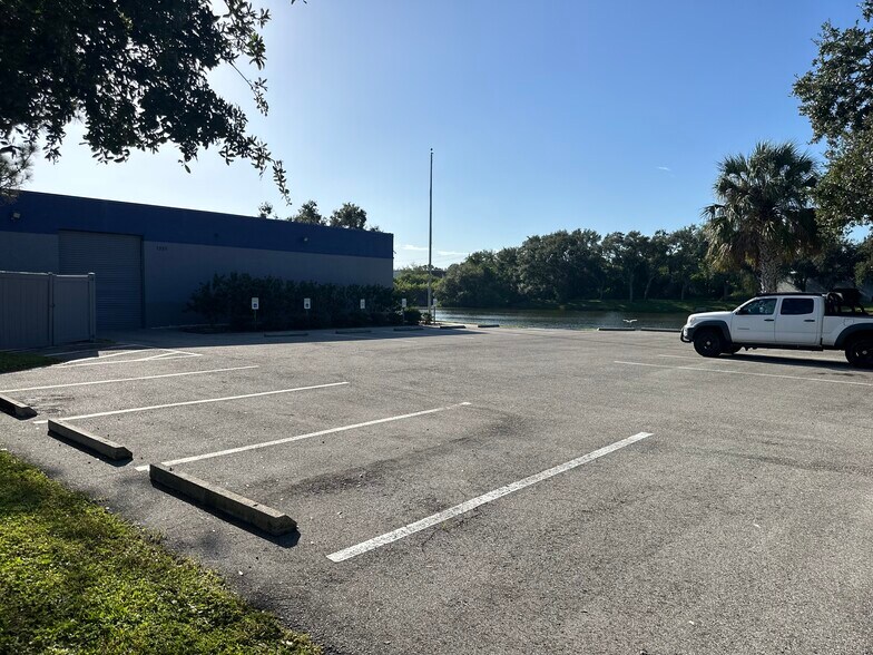 7555 Commerce Ct, Sarasota, FL à louer - Photo du bâtiment - Image 2 de 7