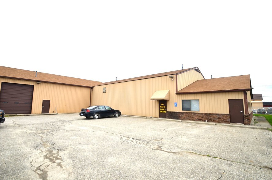 5684 E Highland Rd, Howell, MI for lease - Primary Photo - Image 1 of 7