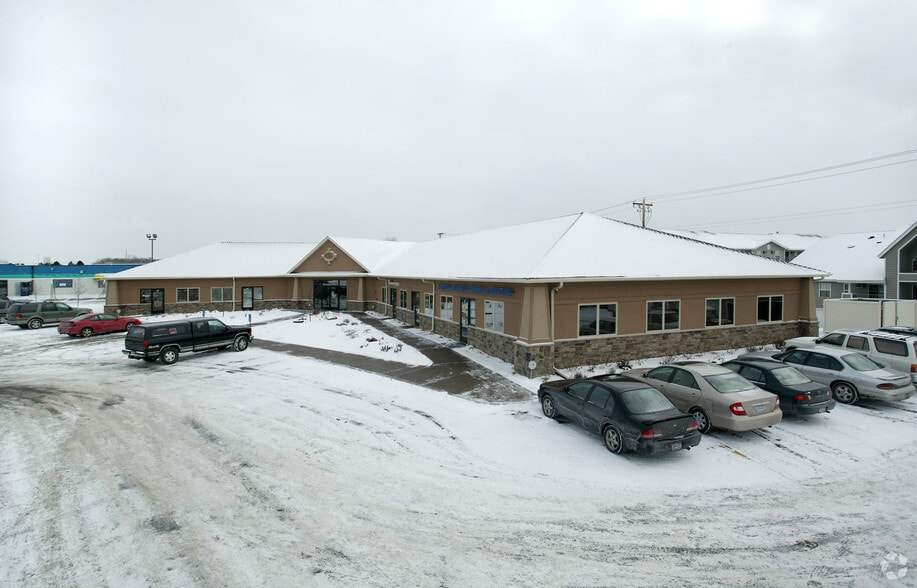 510 Freeport Ave NW, Elk River, MN à vendre - Photo du bâtiment - Image 2 de 2