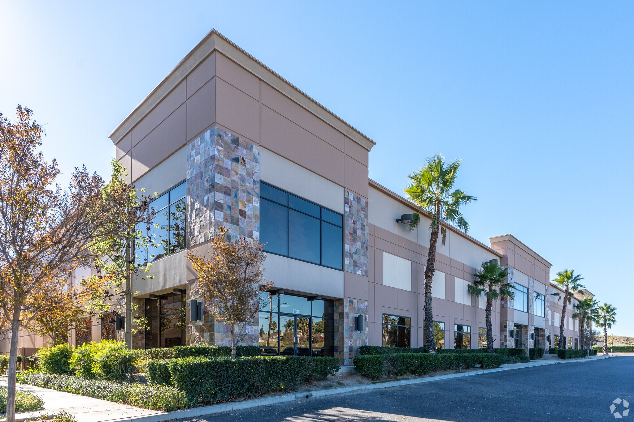 5860 Central Ave, Riverside, CA à louer Photo principale- Image 1 de 4