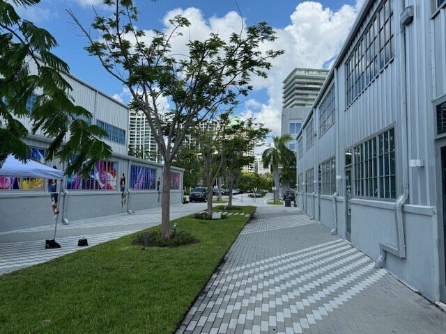 3387 Pan American Dr, Miami, FL à louer - Photo du bâtiment - Image 3 de 3