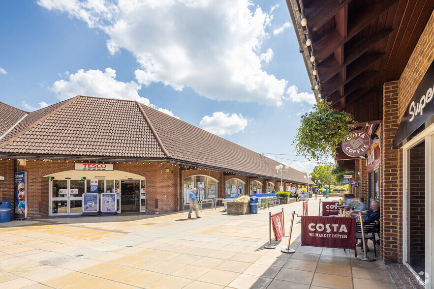 Chineham Centre, Chineham for lease - Primary Photo - Image 1 of 36