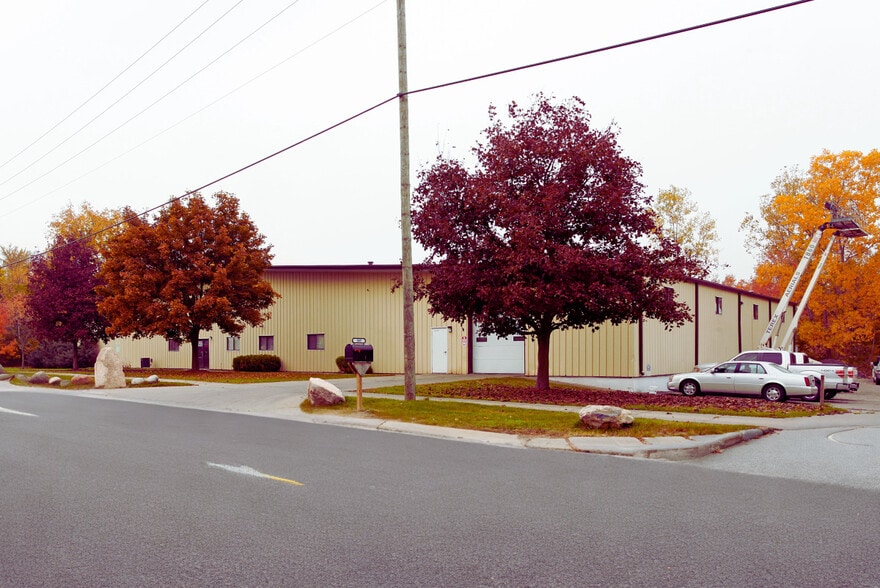 385 N Mill St, South Lyon, MI à vendre - Photo du bâtiment - Image 1 de 5